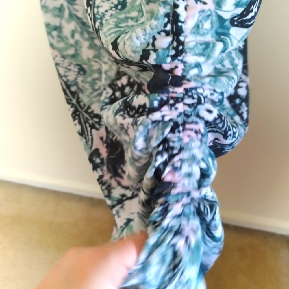 Bebe Green and White Shirred Tropical Print Short Sleeve Midi Dress Size XS - Picture 6 of 16